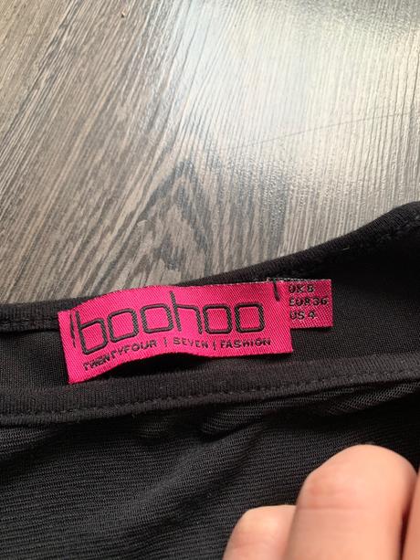 Obtiahnute mini kratke kvetovane šaty boohoo, s