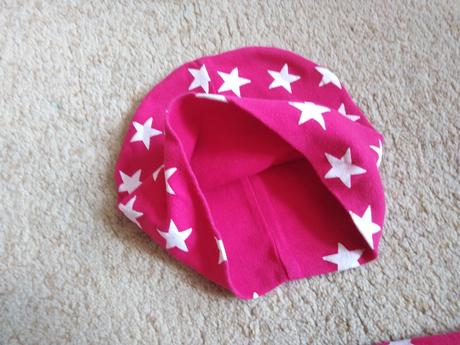 Čiapka a nákrčník, 98