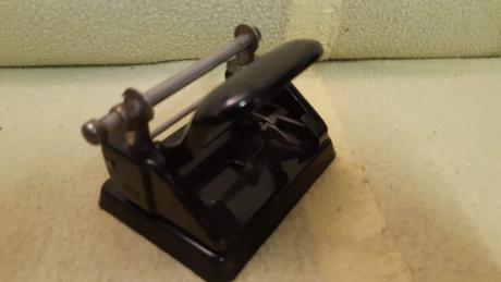 Predám staručký kancelársky dierovač., 