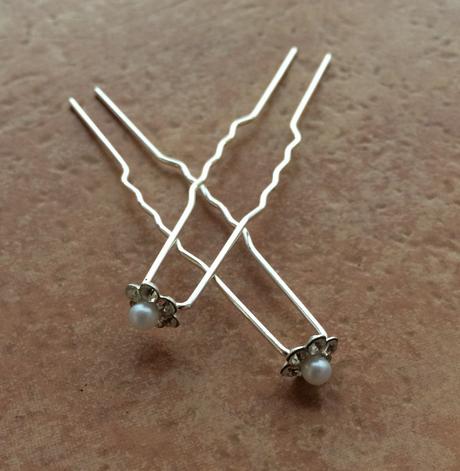 Sponky s bielou perlou do svadobného účesu 2 ks, 