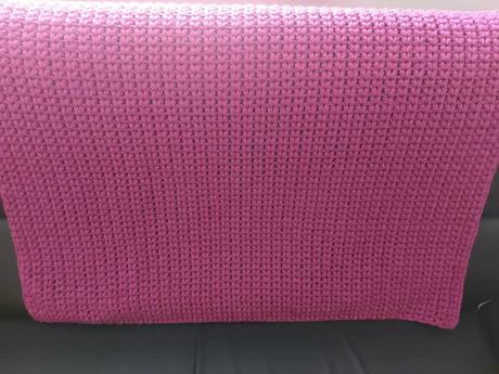 Deka pre novorodencov je tmavo ružová, 