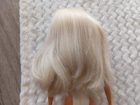 Retro barbie s náušnicami, 
