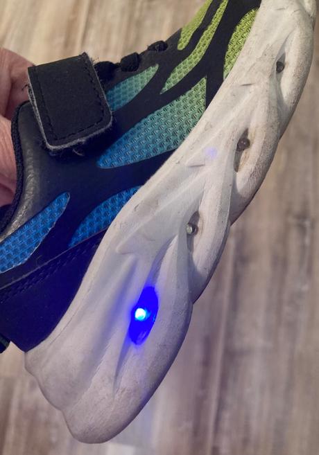 Blikajúce tenisky, 25