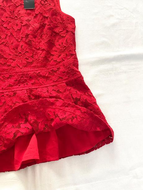 Čipkovaná červená blúzka s volánom gok, s