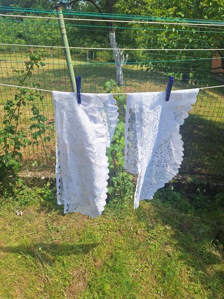 Dve malé záclonky s vlnovkami, 