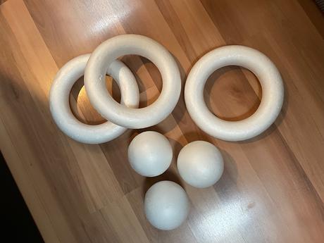 Polystyrénové vence a gule,