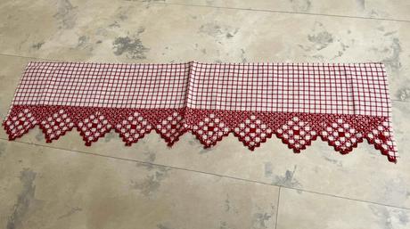 Vyšívaná vitrážka,