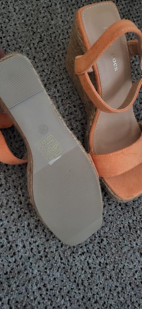 Oranžové semišové sandálky, 39