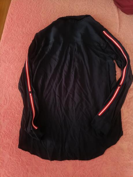 Tmavomodrá košeľa, 40