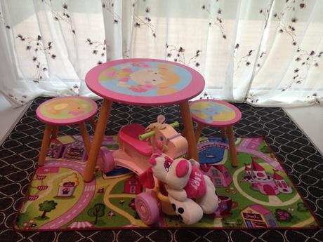 Detsky stolik a stolicky,koberec,odrazadlo,plysak,