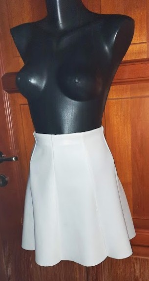 Predám elegantnú krémovú sukničku veľ.s, s