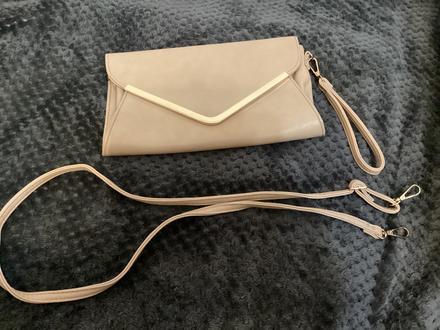 Kabelka s poškodením,