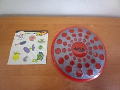 Mcdonald hračky a kinder maxi,