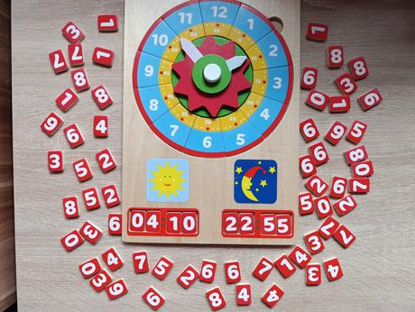 Drevené hodiny playtive,