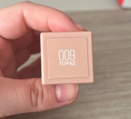 Dekoratívna kozmetika rôznych značiek, 