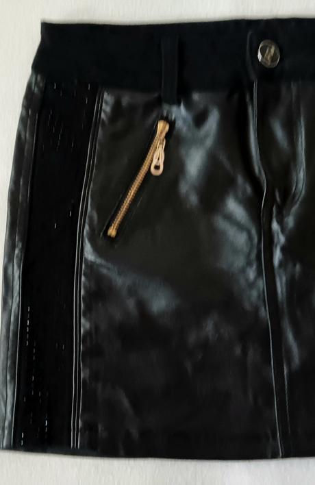 Krátka koženková sukňa, s