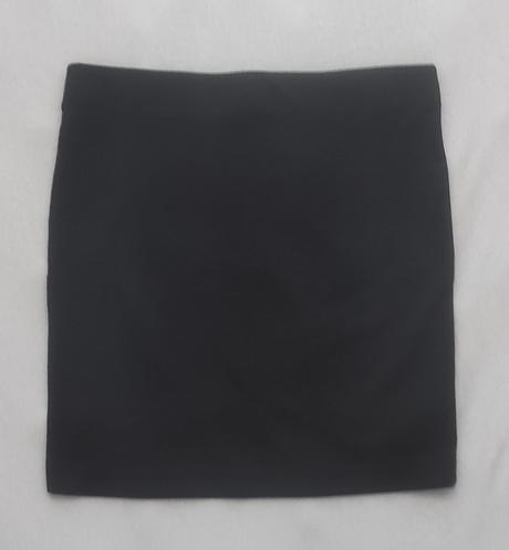 Krátka čierna sukňa, 36