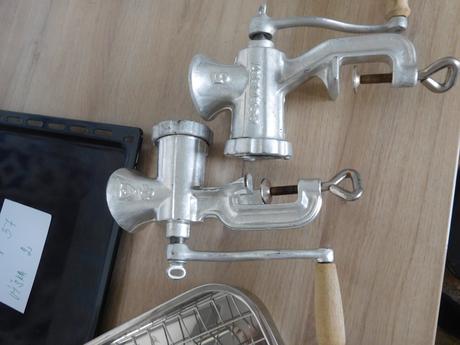 Plechy na pečenie nové + mlynček na maso 5,