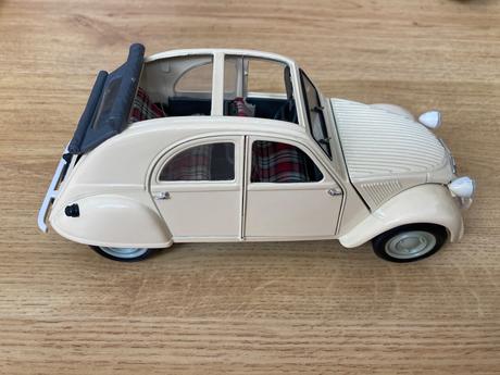 Maisto model auta citroen 2 cv kačka 1/18,