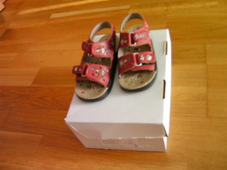 Málo nosené sandálky, 24