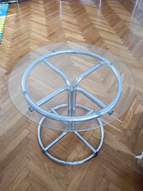Sklenený stolík, 