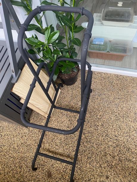 Starý retro dizajnový podstavec stojan na kvety,