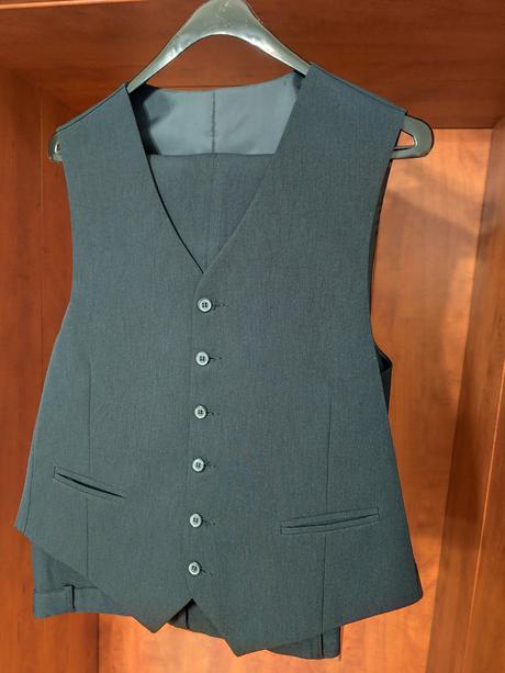 Čierny pánsky oblek s vestou, 54