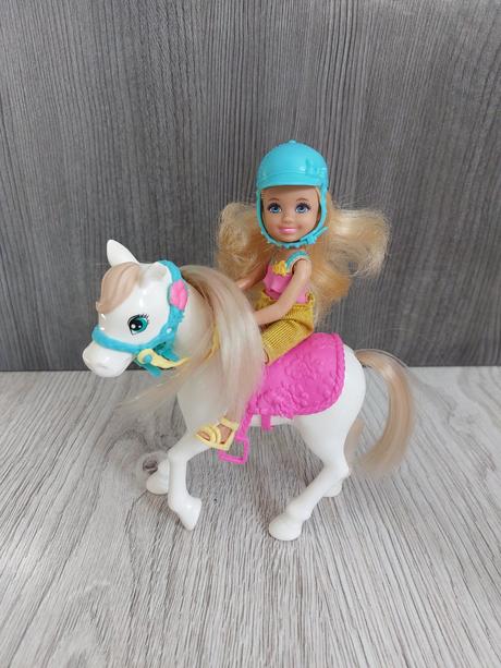 Barbie sestrička chelsea a poník,