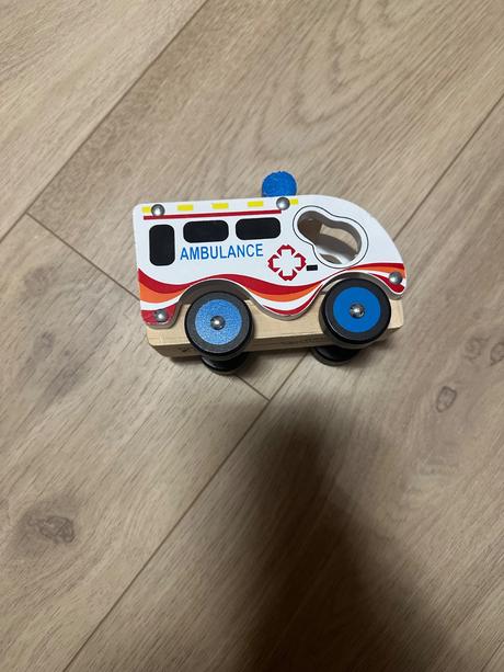 Drevené hasičské auto a sanitka, 