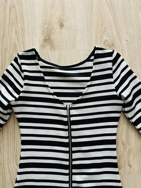 Krásne tvarujúce šaty značky amisu, amisu,s