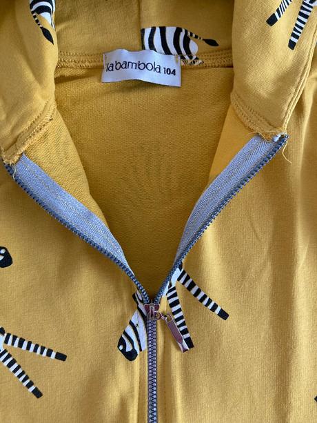 Krásna horčicová mikina so zebrami, 104