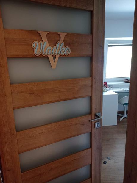 Drevene pismenka s manami, 