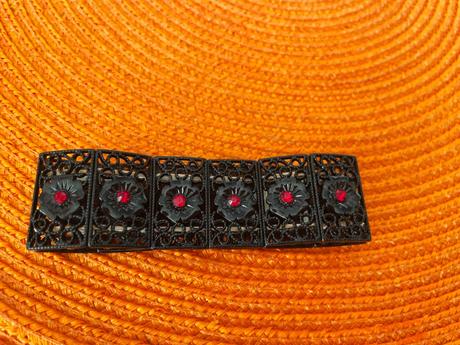 Čipkovaný náramok s kamienkami, 