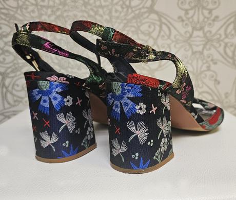Vyšívané sandále, stradivarius,39