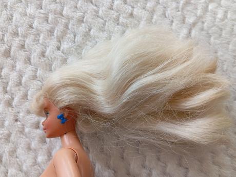 Retro barbie s náušnicami, 