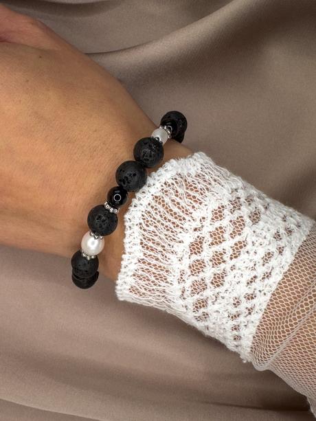 Náramok z lávového kameňa, riečnych perál a onyxu,