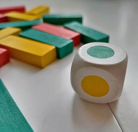 Farebná drevená veža,