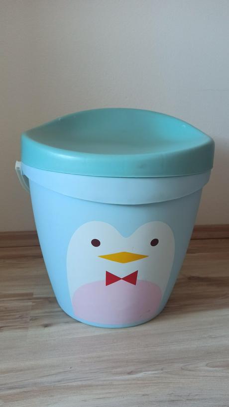 Box plný hračiek a stolička v 1, tučniak, 