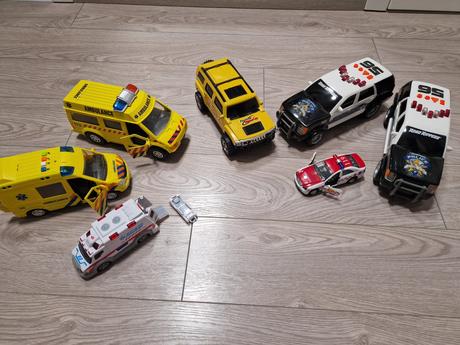 26de_policajne auta a sanitky,