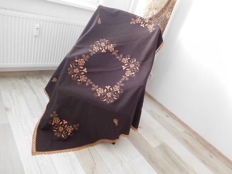Obrus vyšívaný čokoládovej farby ručná výšivka., 