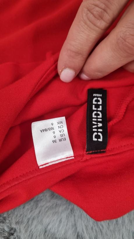 Šaty s holým ramenom, s