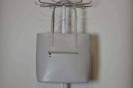 Svetlošedá kabelka, 