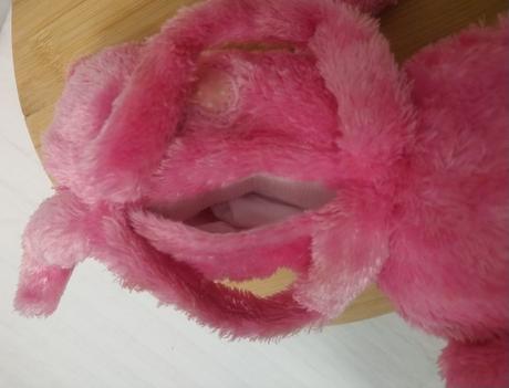 Plyšová ružová mačička, kapsička hore, rúčky 22 cm,