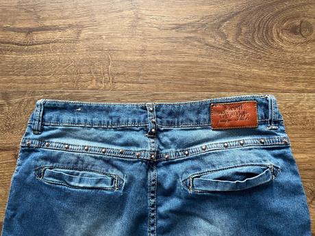 Rifle s nízkym sedom a cvokmi, 28