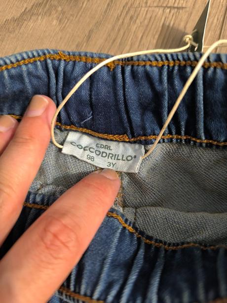 Nové kraťasy s visačkou, 98