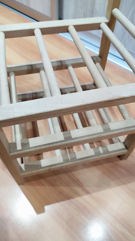 Drevený stojan na víno,