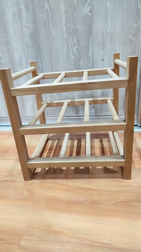 Drevený stojan na víno,