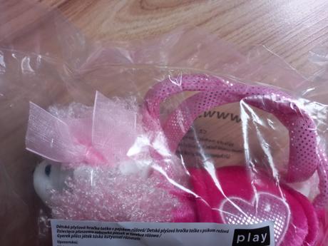 Plyšový biely psík v ružovej kabelke,