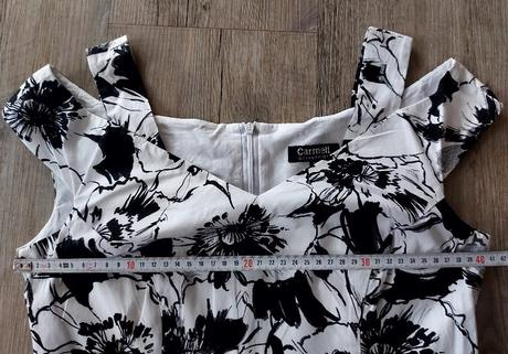 Čiernobiele kvetinové šaty, 36