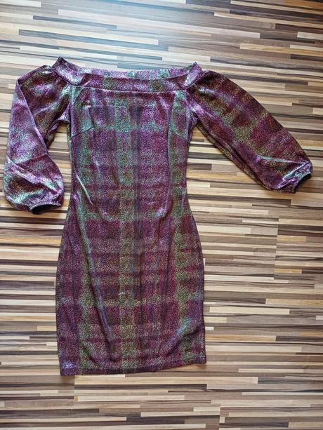 Trblietavé šaty, 38